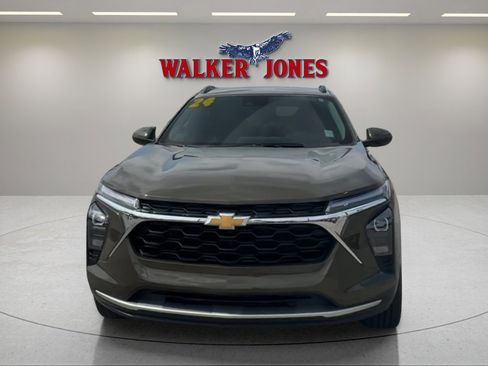 Used 2024 Chevrolet Trax LT w/ LT Convenience Package image 8