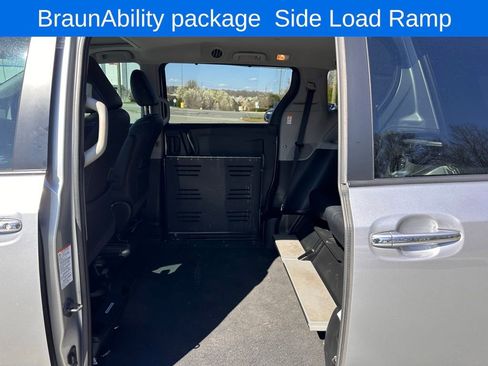 Used 2015 Toyota Sienna SE w/ SE Preferred Package image 30