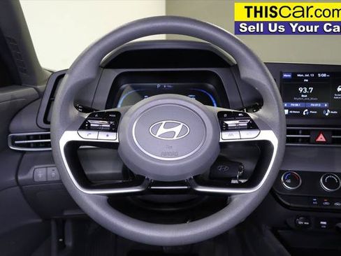Used 2024 Hyundai Elantra SE FWD image 18