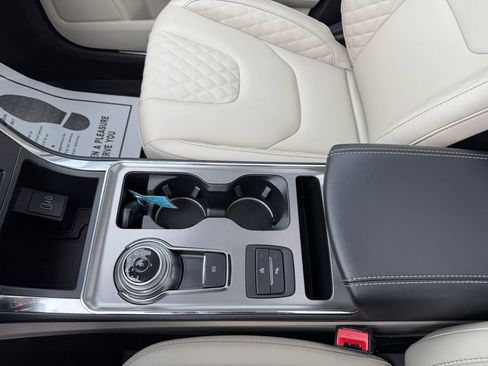 Used 2024 Ford Edge Titanium image 31