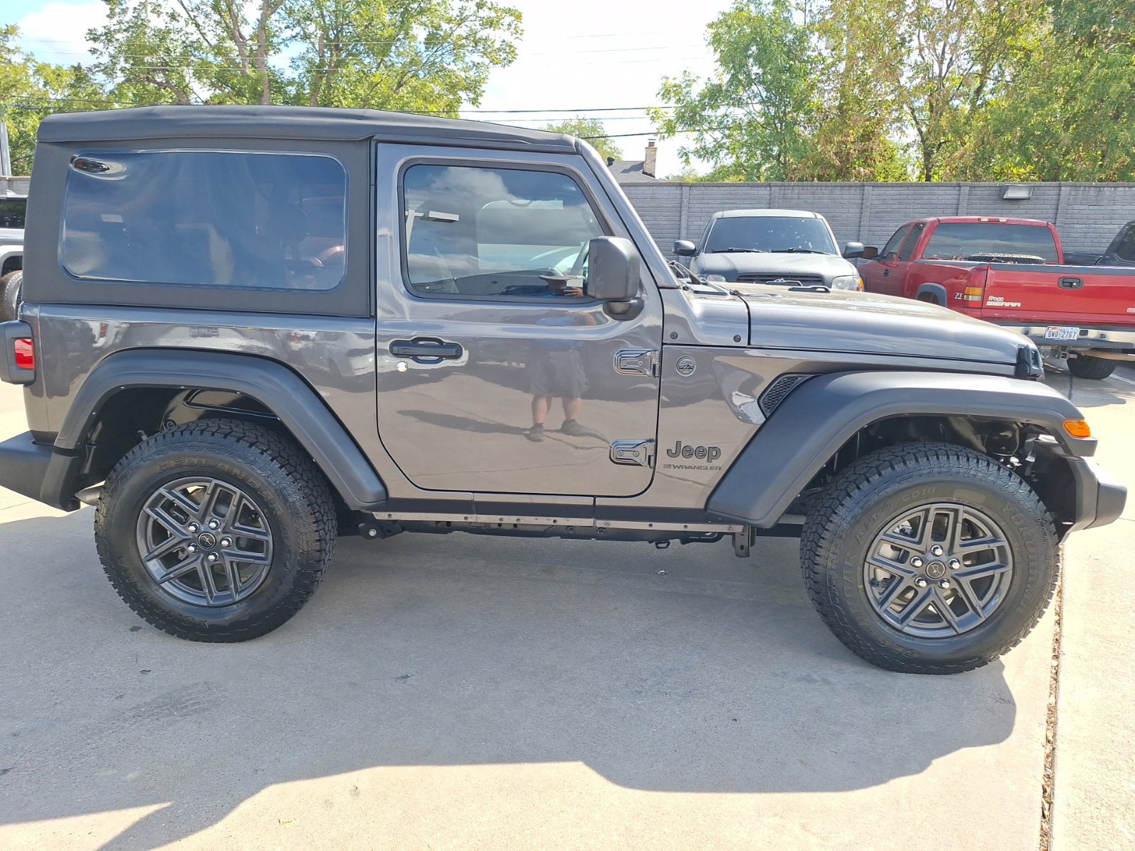 Used 2025 Jeep Wrangler Sport AWD/4WD image 7