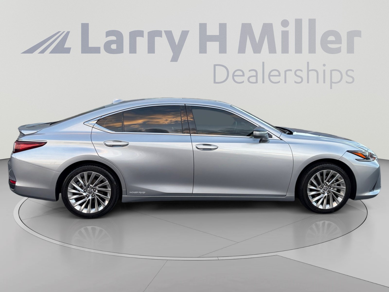 Used 2022 Lexus ES 300h w/ Accessory Package FWD image 6