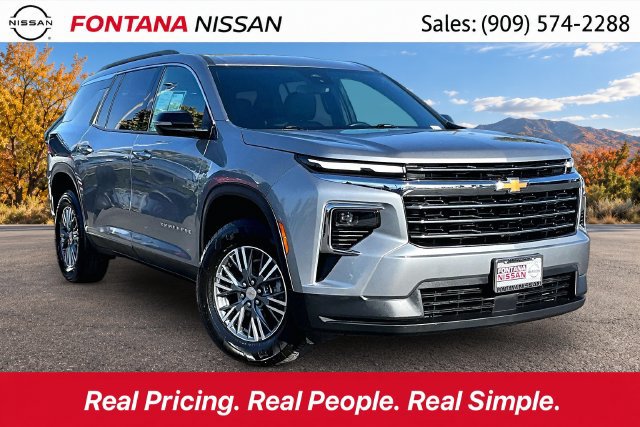 Used 2025 Chevrolet Traverse LT FWD image 1