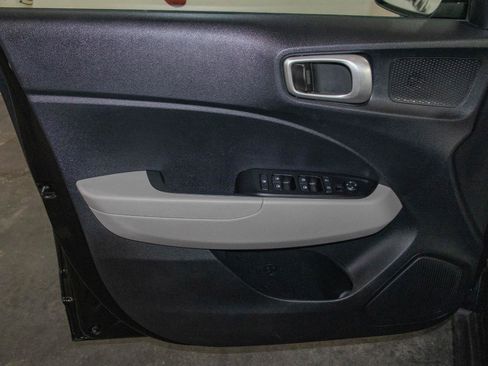 Used 2025 Hyundai Venue SEL image 10