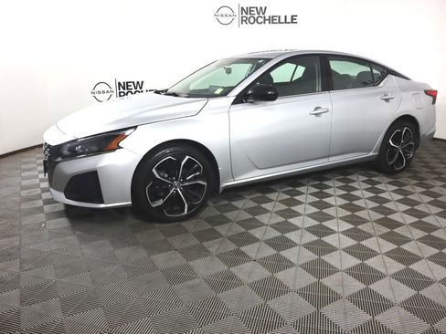Used 2023 Nissan Altima 2.5 SR w/ SR Premium Package AWD/4WD image 4