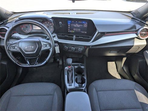 Certified 2025 Chevrolet Trax RS image 25