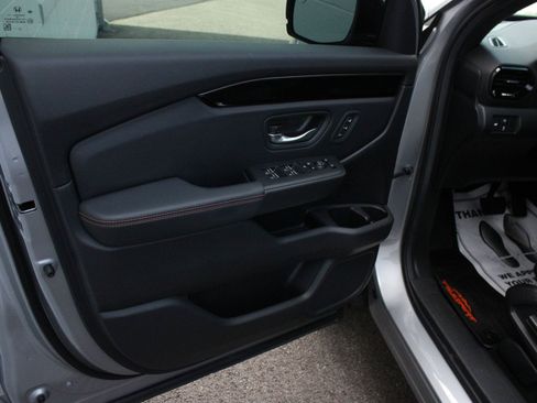 Used 2025 Honda Pilot TrailSport image 13
