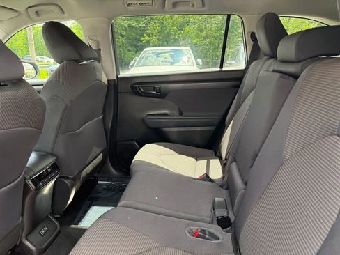 Used 2022 Toyota Highlander LE image 26