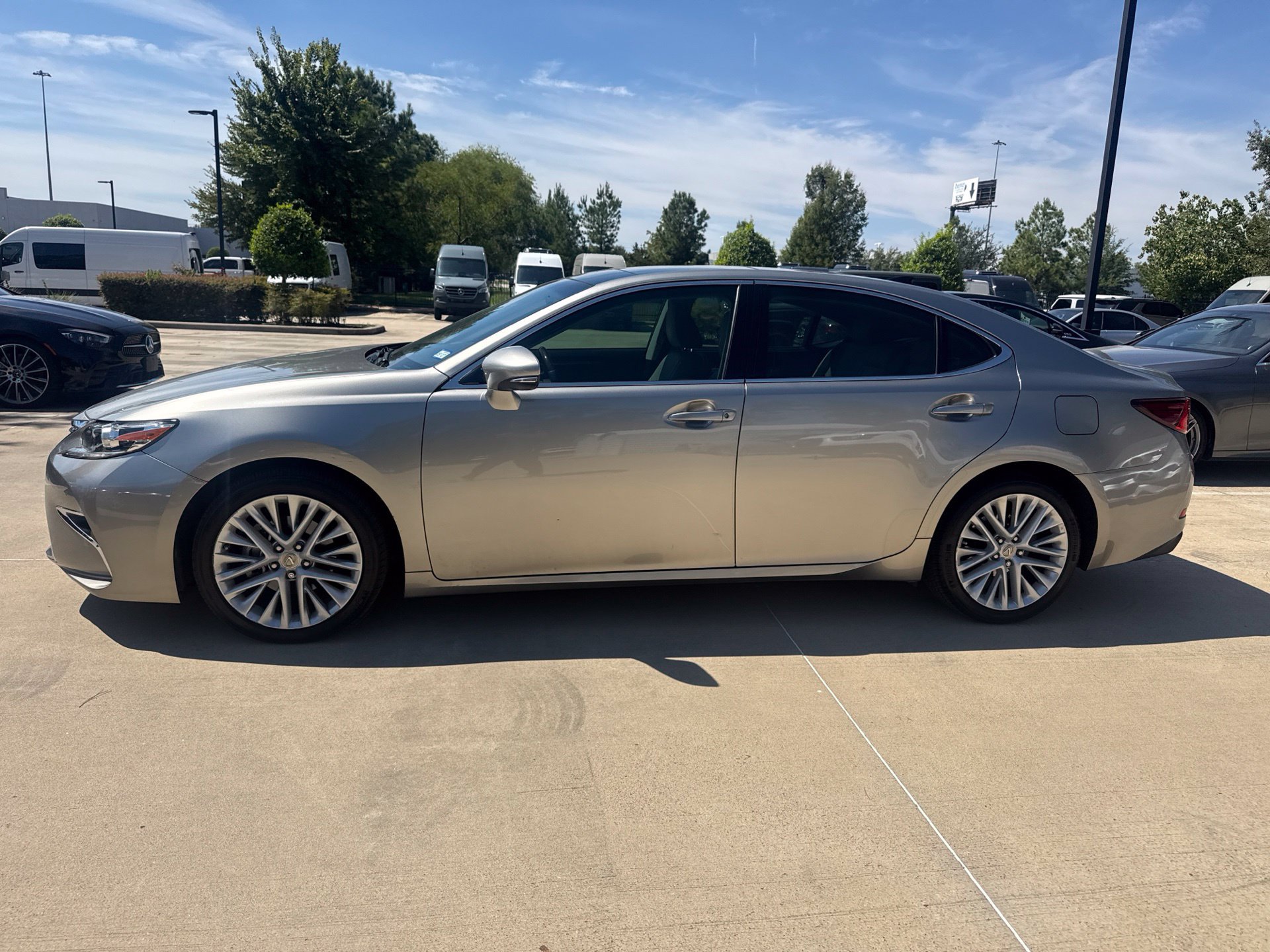 Used 2017 Lexus ES 350 w/ Ultra Luxury Package FWD image 7