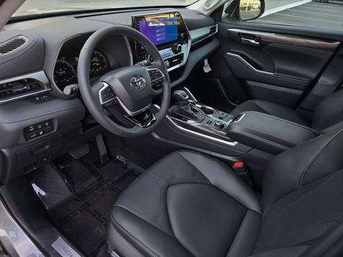 Certified 2026 Toyota Highlander Limited AWD/4WD image 8