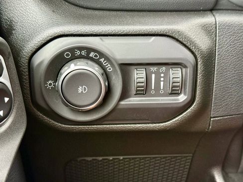 Used 2018 Jeep Wrangler Unlimited Sahara AWD/4WD image 27