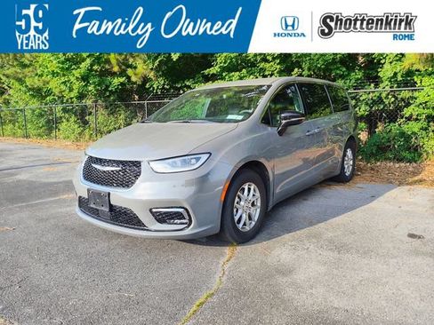Used 2025 Chrysler Pacifica Select FWD image 1