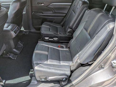 Used 2017 Toyota Highlander SE w/ Carpet Mat Package AWD/4WD image 22