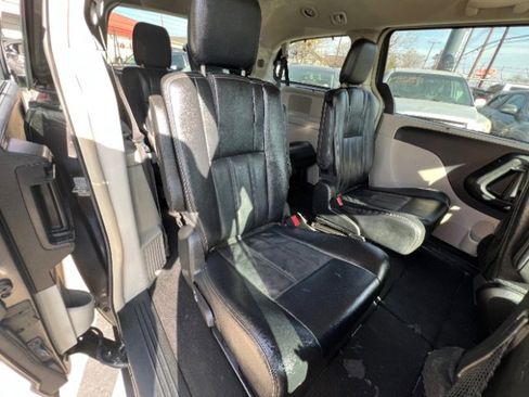 Used 2016 Chrysler Town & Country Touring w/ Driver Convenience Group image 24
