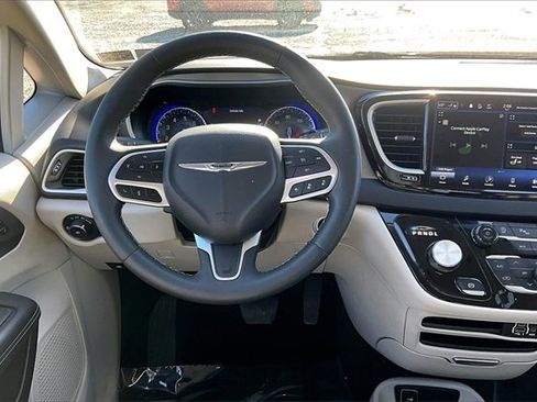 Used 2024 Chrysler Pacifica Touring-L image 5