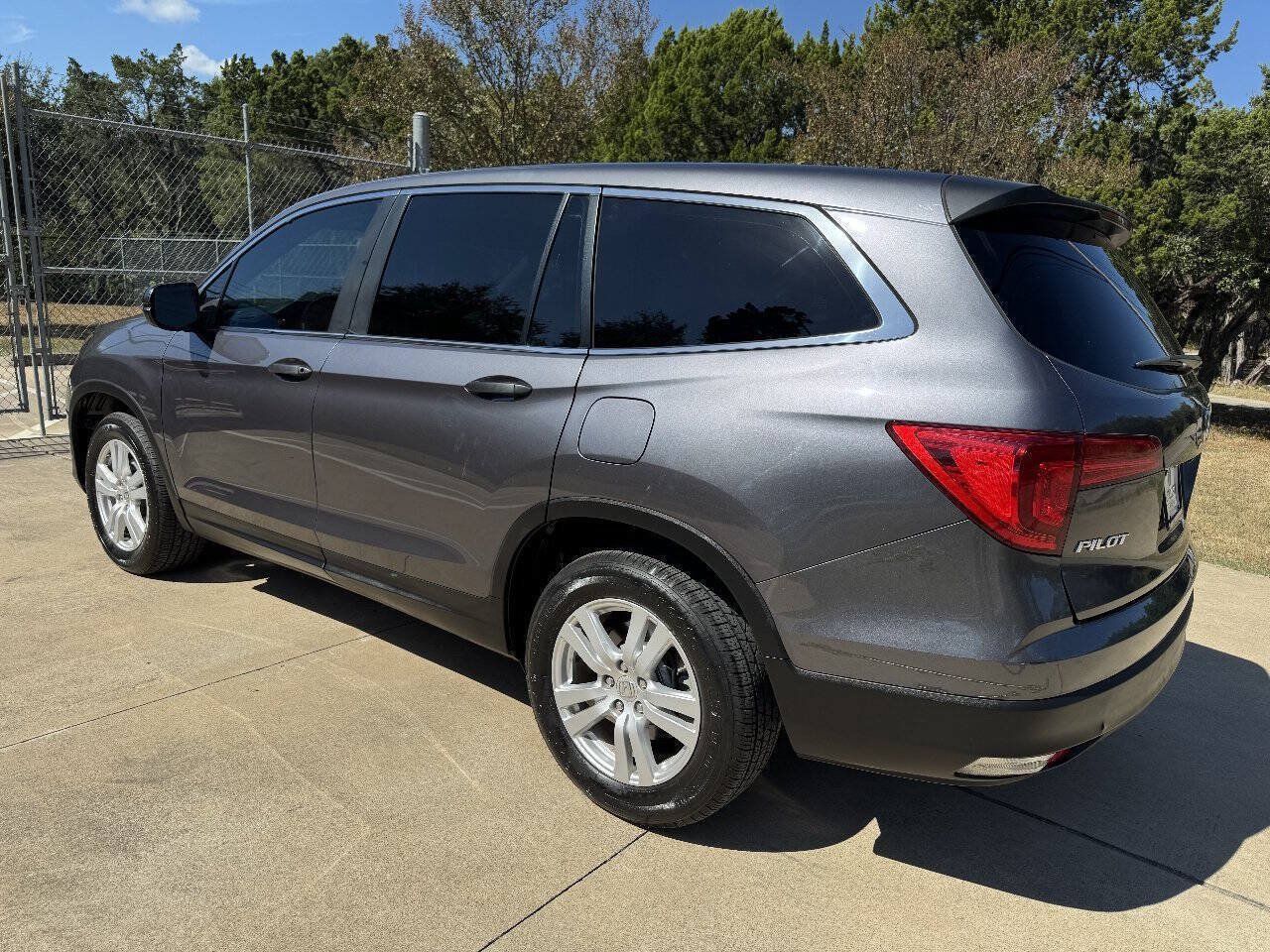 Used 2017 Honda Pilot LX image 9