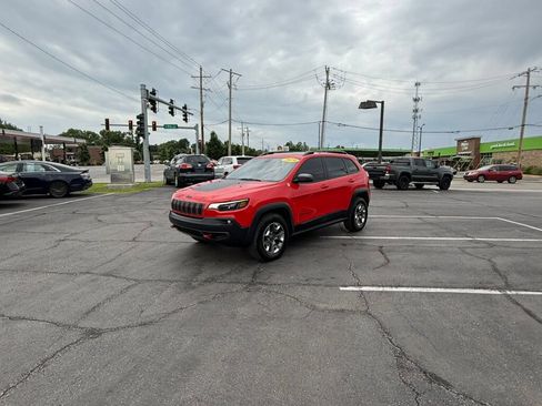 Used 2019 Jeep Cherokee Trailhawk w/ Comfort/Convenience Group AWD/4WD image 6