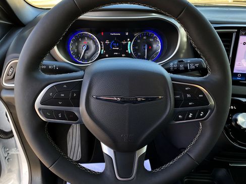 Used 2025 Chrysler Pacifica Select image 19