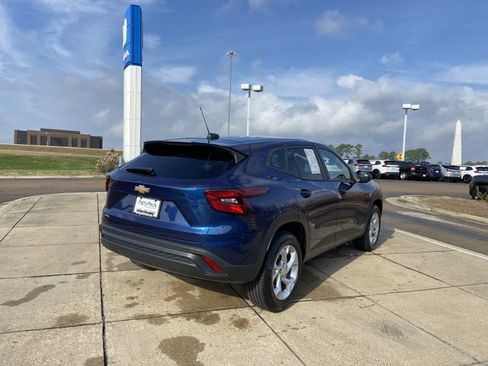 Used 2024 Chevrolet Trax LS w/ LS Convenience Package image 10