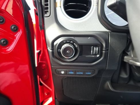 Used 2025 Jeep Wrangler Unlimited Sahara w/ Safety Group AWD/4WD image 32