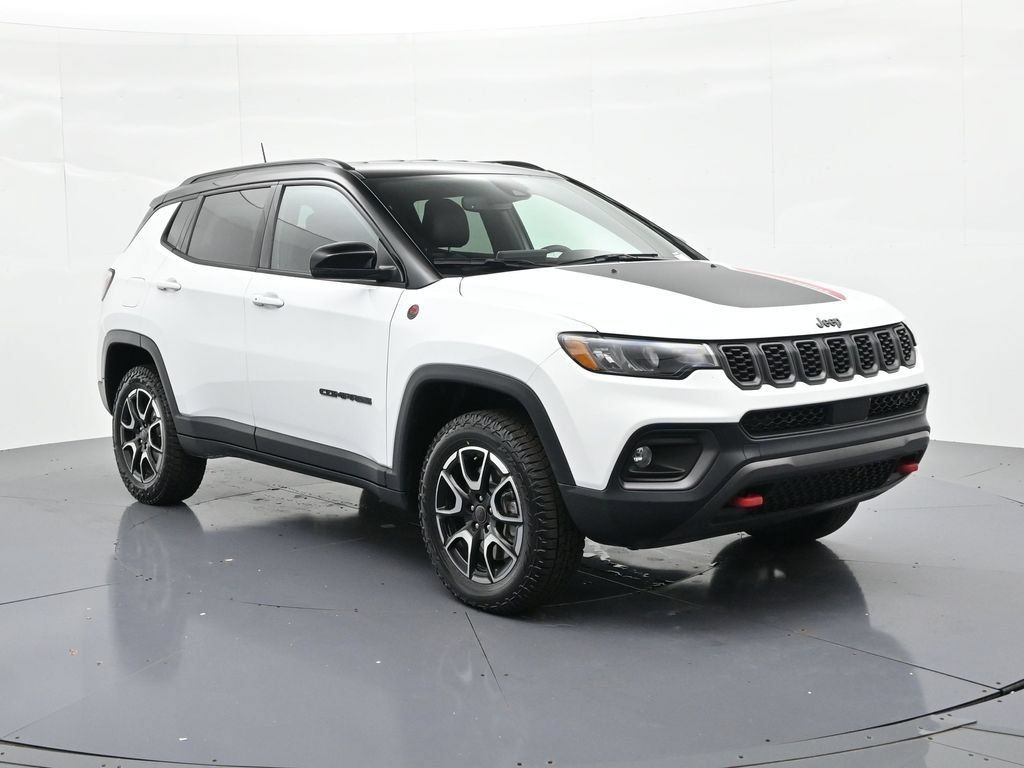 Used 2025 Jeep Compass Trailhawk AWD/4WD image 3