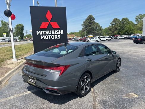 Used 2023 Hyundai Elantra Limited FWD image 3