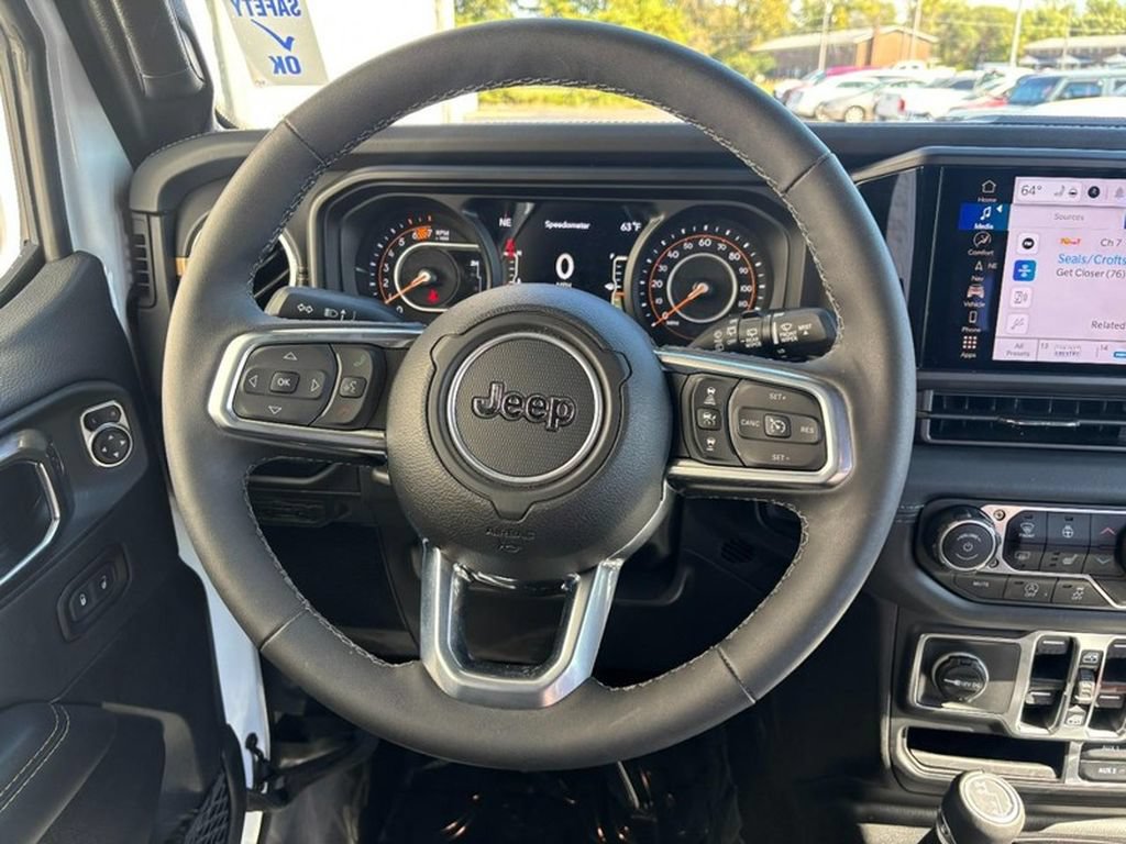 Used 2025 Jeep Wrangler Unlimited Sahara AWD/4WD image 16