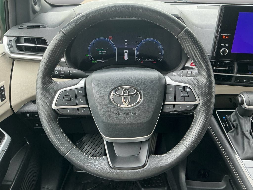 Used 2025 Toyota Sienna Platinum AWD/4WD image 12