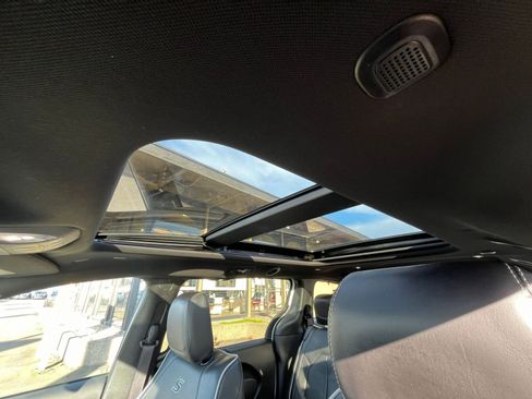 Used 2025 Chrysler Pacifica Limited image 32