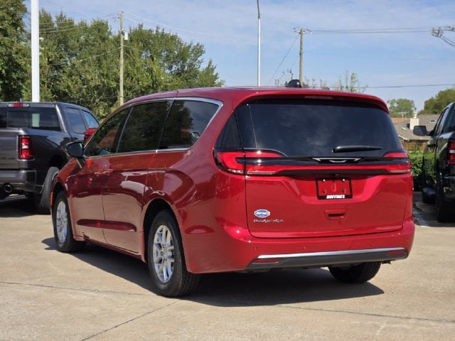 New 2027 Chrysler Pacifica Select FWD image 4