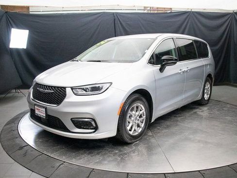 Used 2024 Chrysler Pacifica Touring-L FWD image 7