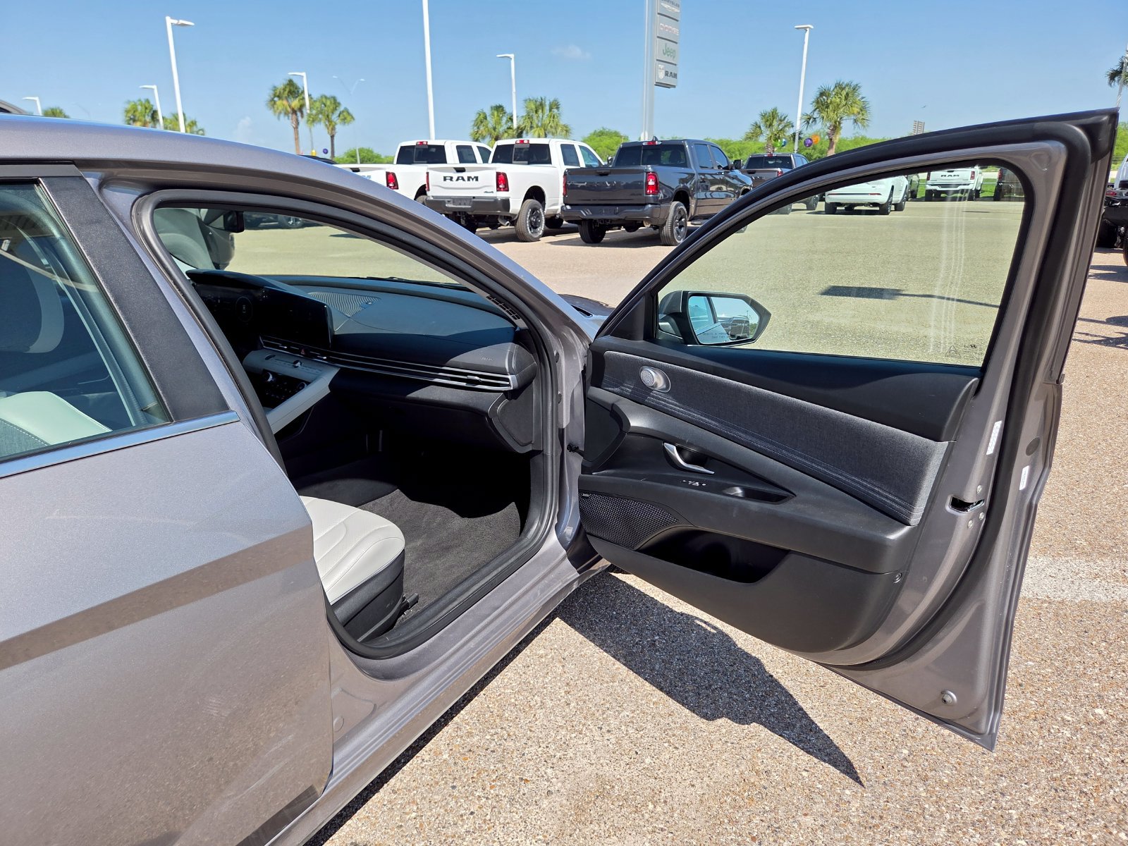 Used 2024 Hyundai Elantra Limited FWD image 17
