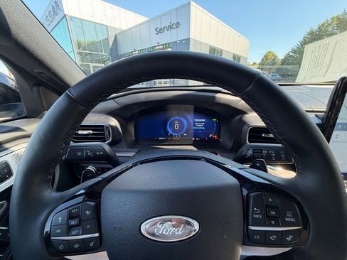 Used 2021 Ford Explorer Platinum w/ Premium Technology Package AWD/4WD image 10