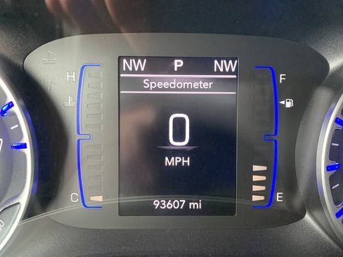 Used 2018 Chrysler Pacifica Touring-L FWD image 31