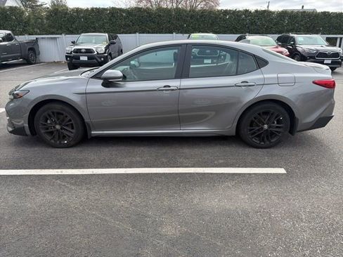 Used 2025 Toyota Camry SE w/ Convenience Package image 3