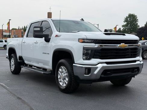 Used 2024 Chevrolet Silverado 2500 LT AWD/4WD image 2