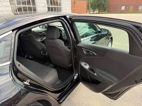Used 2017 Chevrolet Malibu LT FWD image 16