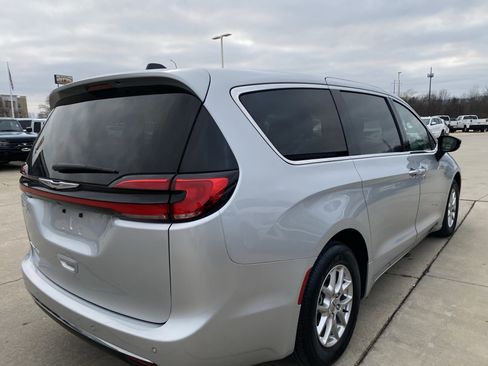 Used 2024 Chrysler Pacifica Touring-L image 6