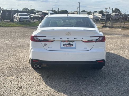 Used 2025 Toyota Camry SE FWD image 4