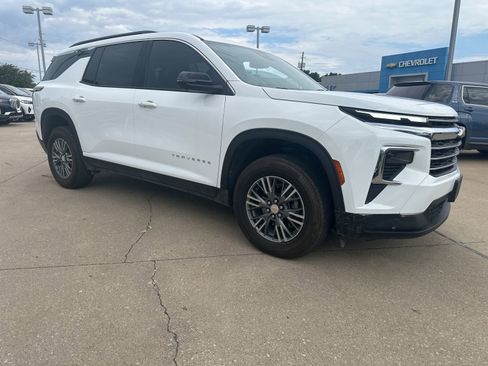 Used 2024 Chevrolet Traverse LT FWD image 9