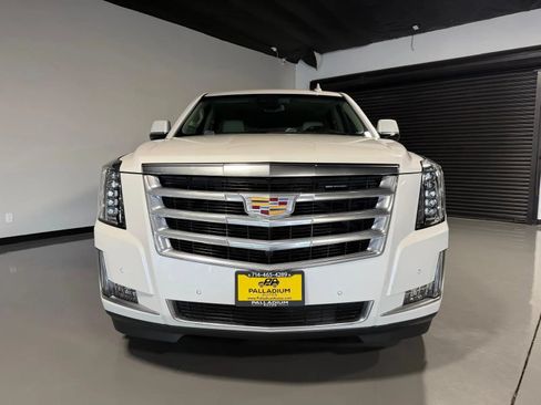 Used 2019 Cadillac Escalade Luxury AWD/4WD image 2