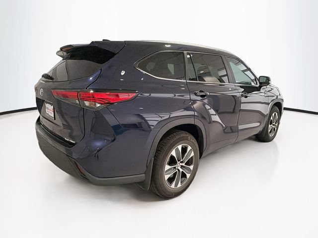 Used 2023 Toyota Highlander XLE AWD/4WD image 6