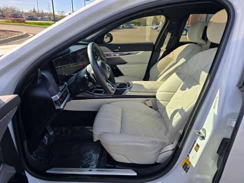 Used 2024 BMW 750e xDrive w/ Executive Package image 21