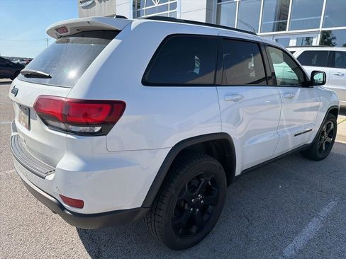 Used 2018 Jeep Grand Cherokee Laredo AWD/4WD image 11