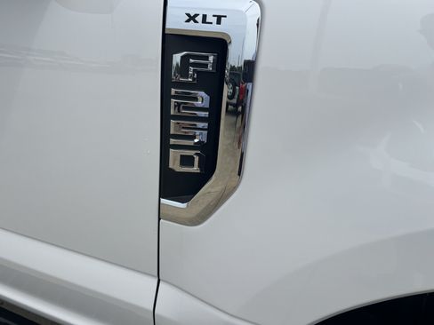 Used 2021 Ford F250 XLT w/ XLT Premium Package AWD/4WD image 3