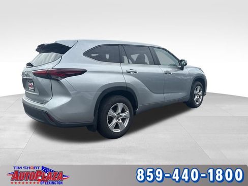 Used 2024 Toyota Highlander LE AWD/4WD image 10