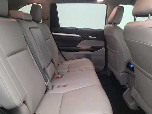Used 2019 Toyota Highlander XLE image 19