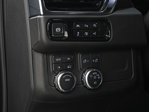 Used 2025 GMC Yukon XL Denali AWD/4WD image 26