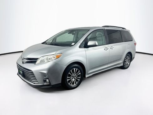 Used 2019 Toyota Sienna XLE FWD image 3
