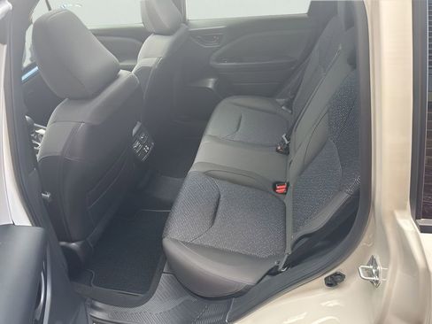 Used 2025 Subaru Forester Premium AWD/4WD image 18